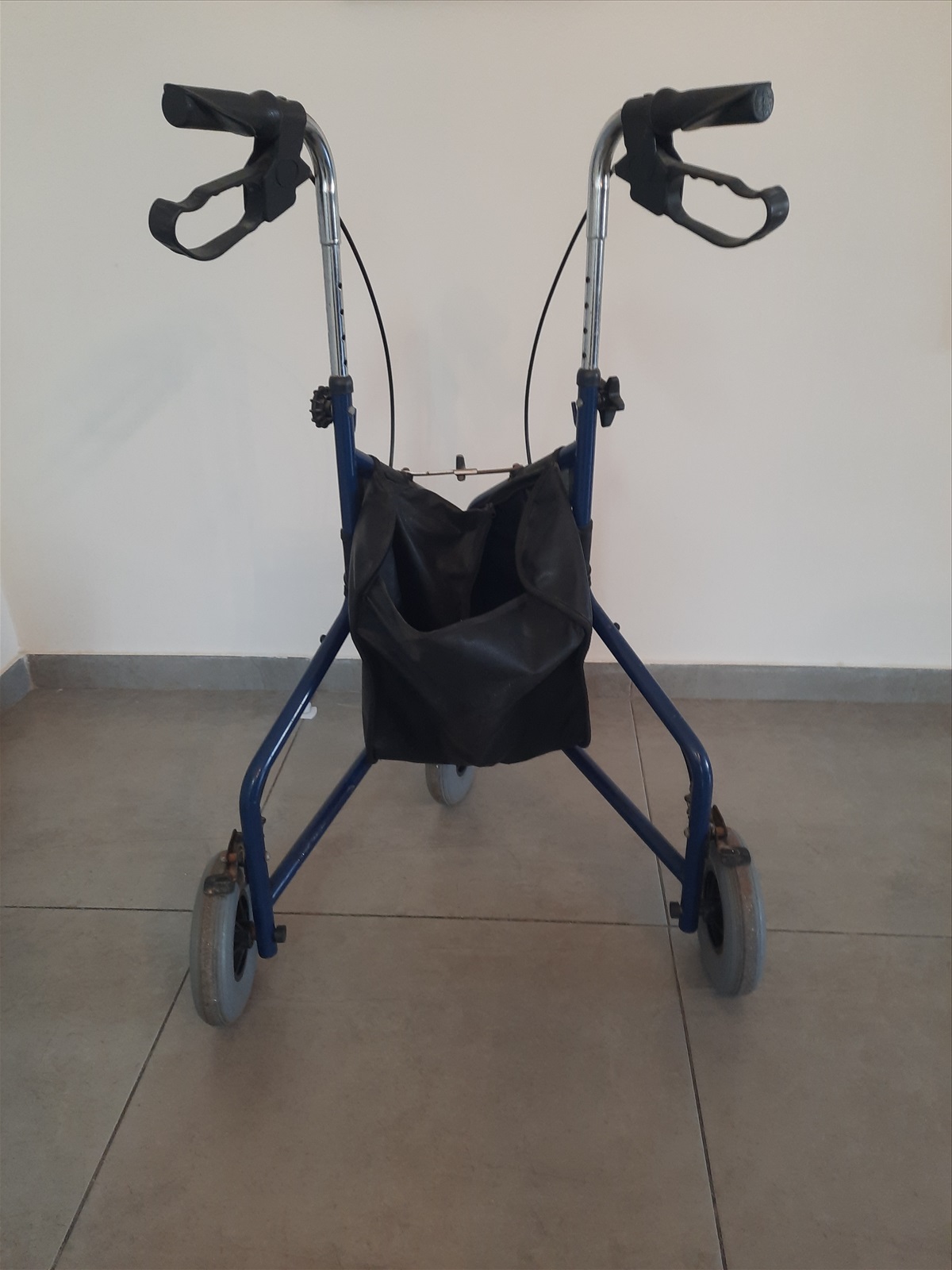 תמונה 4, הליכון שלוש גלגלים מיתקפל למכירה בבת ים | ציוד סיעודי/רפואי  הליכון
