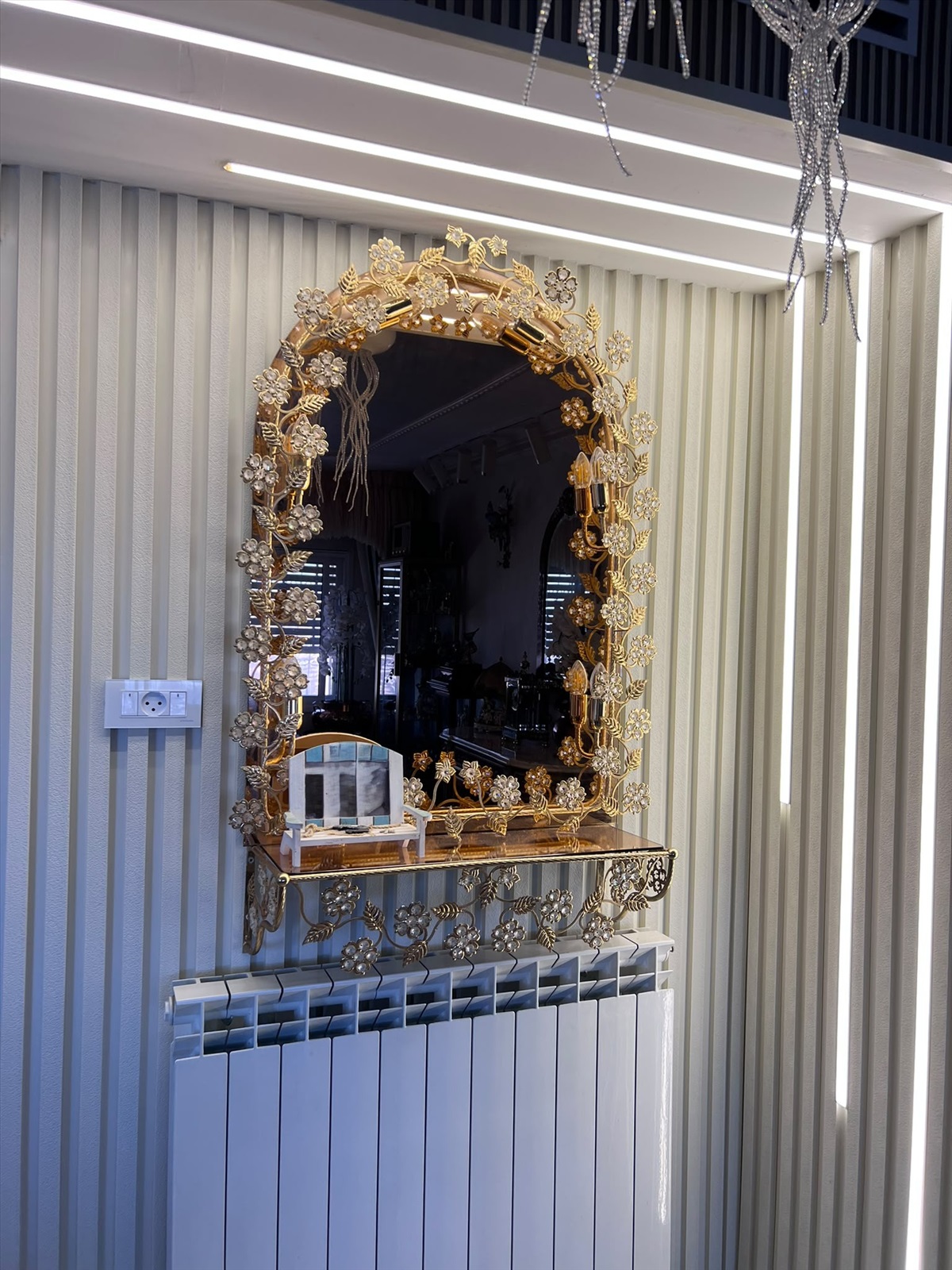 תמונה 1, מראת קיר מעוצבת בסגנון קלאסי למכירה בירושלים | ריהוט  מראה