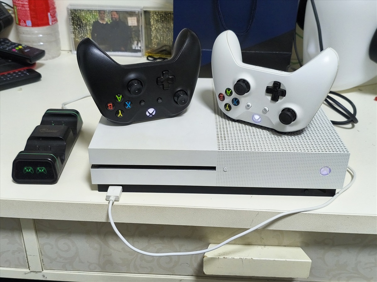 תמונה 1,  Xbox One S 1TB שמור כחדש! למכירה ברמלה | משחקים וקונסולות  XBox ONE