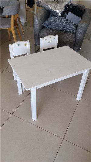 שולחן ושני כיסאות ילדים 