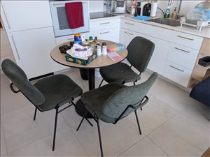 שולחן אוכל במצב מעולה 