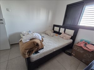 למכירה מיטה גדולה + מזרון: 