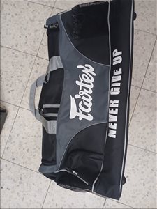 תיק וחולצה של fairtex  