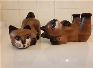 זוג פסלי חתולים מעץ 