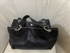 תיק של PRADA בצבע חום כהה 