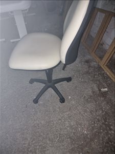 כיסא רך עם מנגנון וכולל גלגלים 