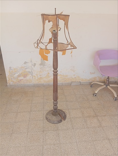 תמונה 2 ,מנורת עמידה יפה וינטג', כפרי.  למכירה בחיפה מוצרי חשמל  תאורה ונברשות