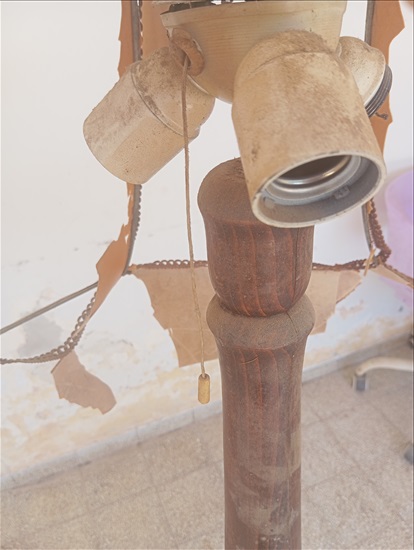 תמונה 5 ,מנורת עמידה יפה וינטג', כפרי.  למכירה בחיפה מוצרי חשמל  תאורה ונברשות