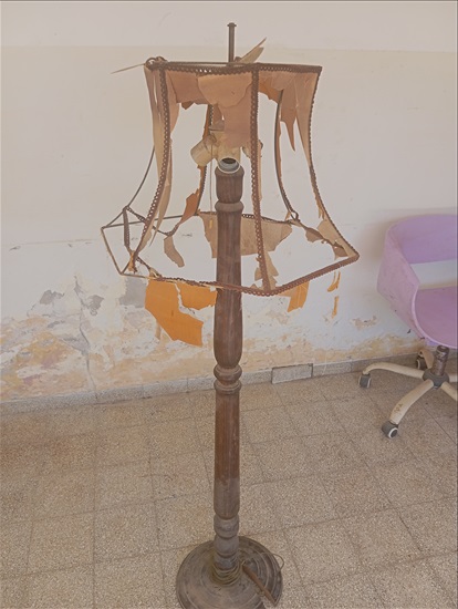 תמונה 1 ,מנורת עמידה יפה וינטג', כפרי.  למכירה בחיפה מוצרי חשמל  תאורה ונברשות
