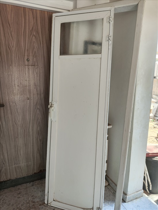 תמונה 2 ,דלת אלומיניום במידות 195 -59  למכירה בפתחיה כלים סניטריים  אחר
