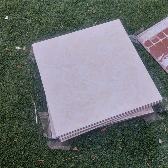 תמונה 1 ,עשר וחצי אריחי קרמיקה בגוון קר למכירה בהוד השרון לבית  ריצוף וחיפוי