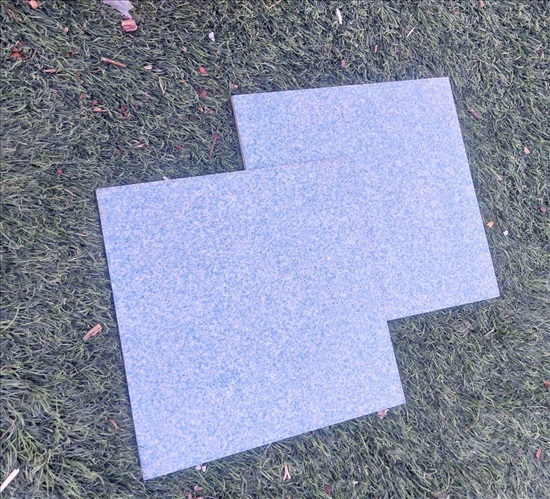 תמונה 2 ,שני אריחים מחוספסים 20X20 ס"מ  למכירה בהוד השרון לבית  ריצוף וחיפוי