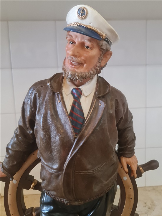 תמונה 4 ,פסל גדול של רב חובל למכירה באילת חפצי נוי  פסלים