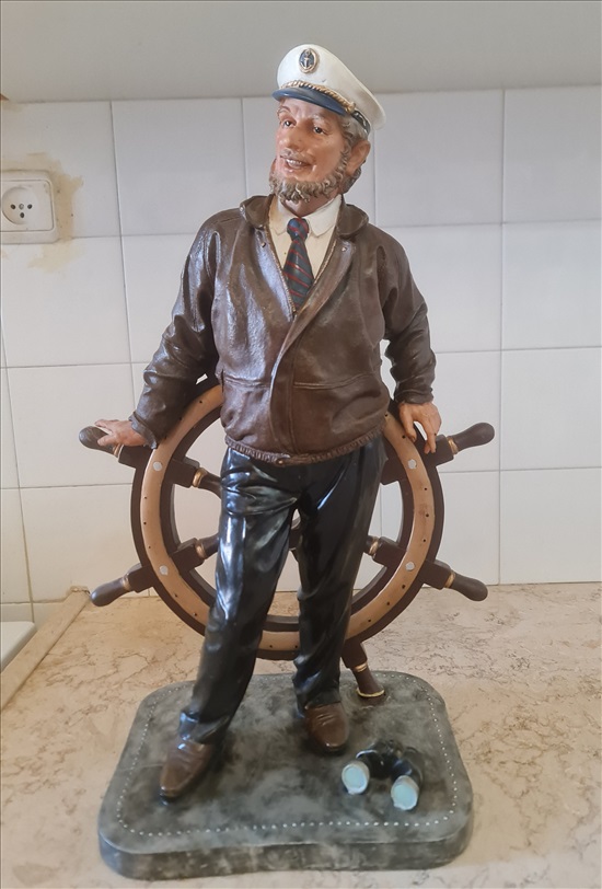 תמונה 1 ,פסל גדול של רב חובל למכירה באילת חפצי נוי  פסלים