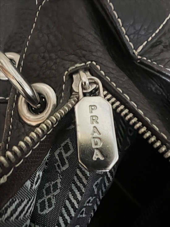 תמונה 4 ,תיק של PRADA בצבע חום כהה למכירה בחיפה ביגוד ואביזרים  תיקים