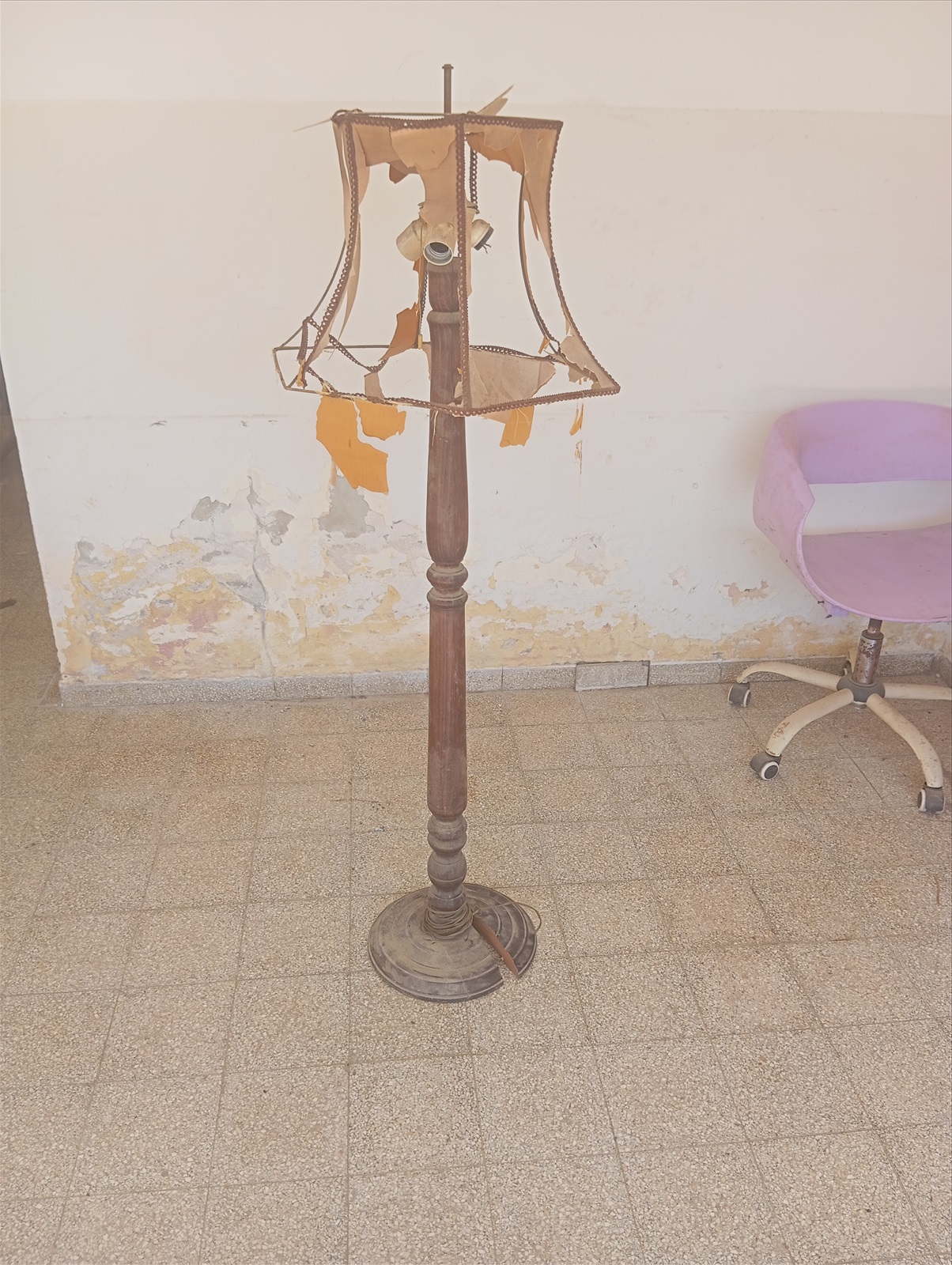 תמונה 2, מנורת עמידה יפה וינטג, כפרי.  למכירה בחיפה | מוצרי חשמל  תאורה ונברשות