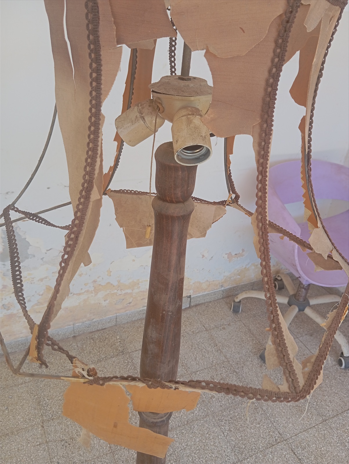 תמונה 4, מנורת עמידה יפה וינטג, כפרי.  למכירה בחיפה | מוצרי חשמל  תאורה ונברשות
