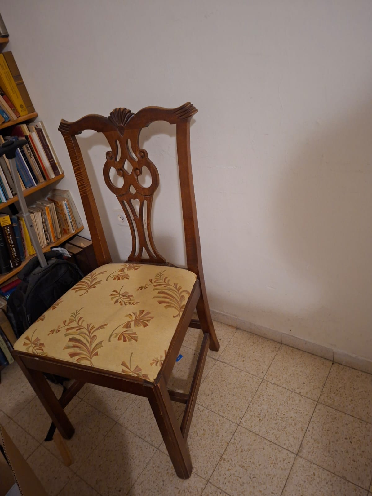 תמונה 1, כיסא אוכל מעץ עם גב מגולף ומושב מרופד למכירה בגבעת זאב | ריהוט  כיסאות