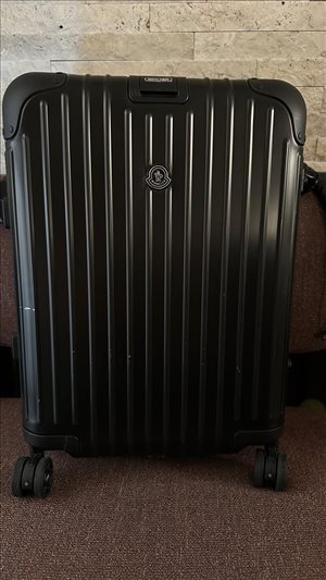 מזוודת RIMOWA x Moncler  