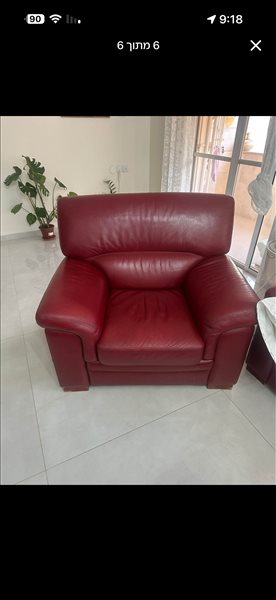 סלון עור איטלקי , ושולחן מעץ מ 