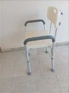 כסא מקלחת מתכוונן עם גב וידיות 