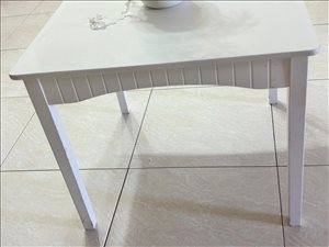 שולחן קטן מעוצב מעץ מלא 