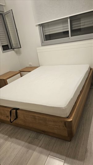 מיטה זוגית עם ארגז אחסון 
