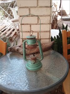 נורת נפט עשישית עתיקה . עובדת. 