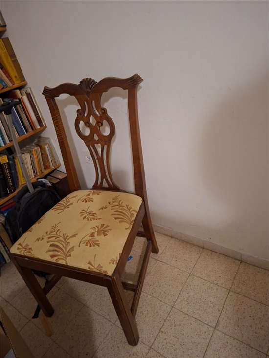 תמונה 1 ,כיסא אוכל מעץ עם גב מגולף ומושב מרופד למכירה בגבעת זאב ריהוט  כיסאות