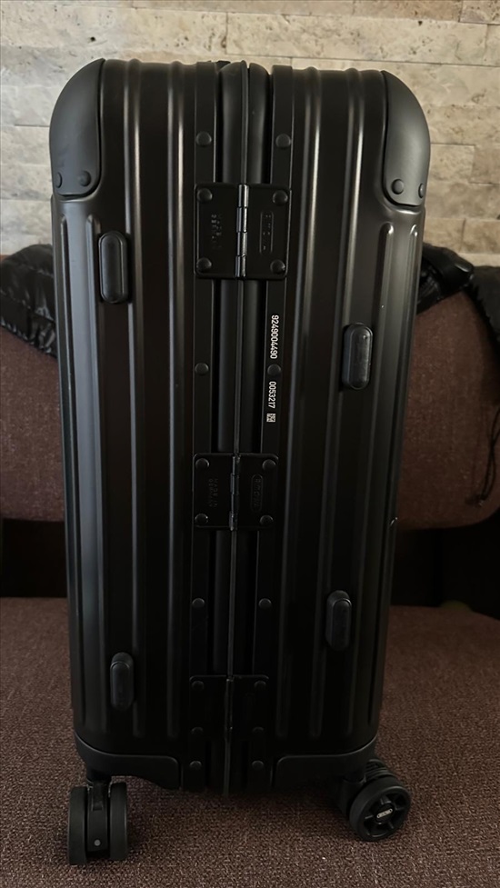 תמונה 3 ,מזוודת RIMOWA x Moncler  למכירה בקרית מוצקין למטייל ולמתגייס  מזוודות ותיקים