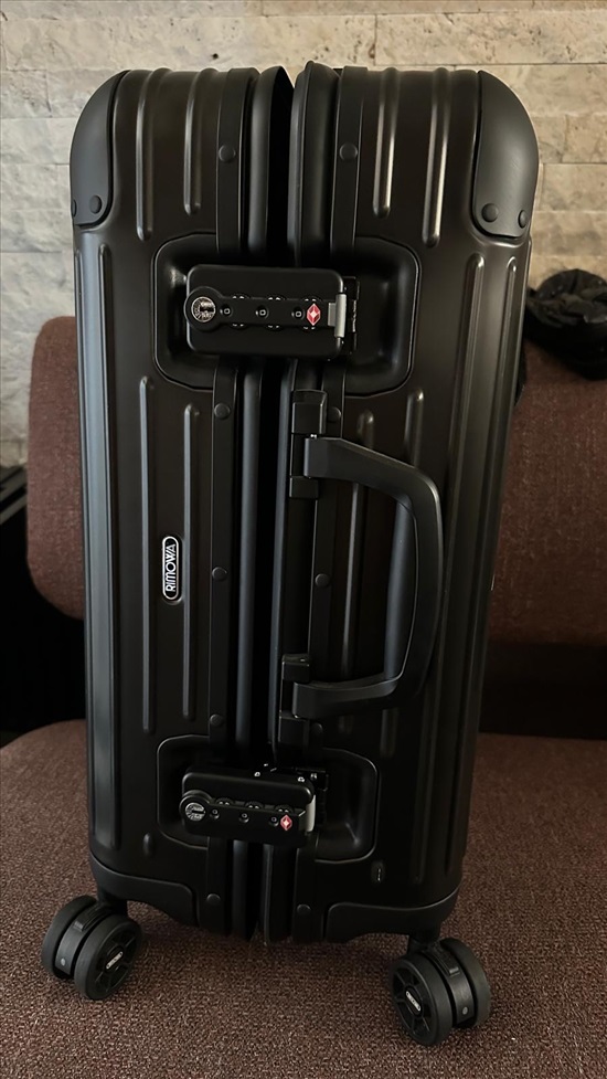 תמונה 5 ,מזוודת RIMOWA x Moncler  למכירה בקרית מוצקין למטייל ולמתגייס  מזוודות ותיקים