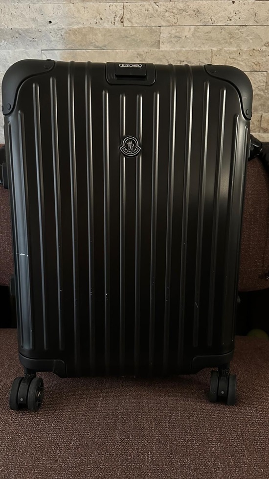תמונה 1 ,מזוודת RIMOWA x Moncler  למכירה בקרית מוצקין למטייל ולמתגייס  מזוודות ותיקים