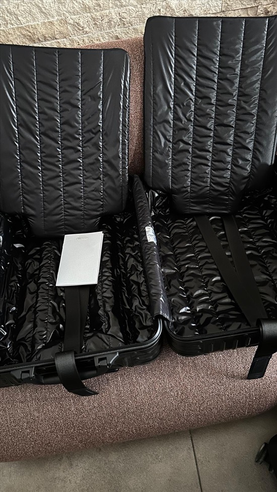 תמונה 8 ,מזוודת RIMOWA x Moncler  למכירה בקרית מוצקין למטייל ולמתגייס  מזוודות ותיקים