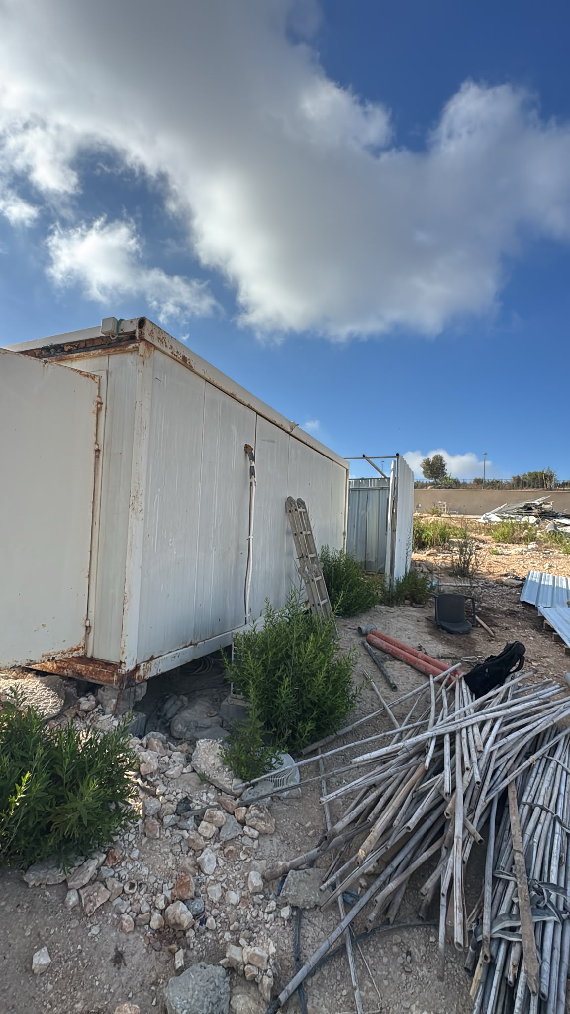 תמונה 2, מכולת שירות (מקלחת ושירותים) למכירה בקציר-חריש | מבנים ניידים  אחר