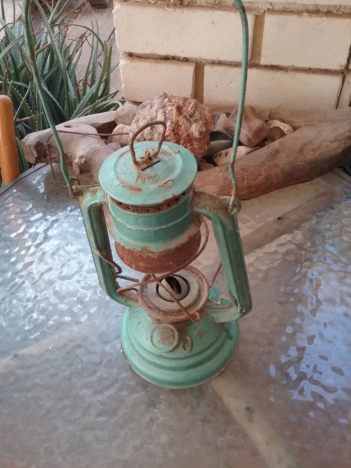 תמונה 2, נורת נפט עשישית עתיקה . עובדת. למכירה ברעננה | אספנות ענתיקות