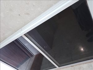 חלונות הזזה ויטרינה 