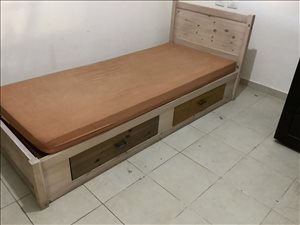 מיטת יחיד מעץ מלא  