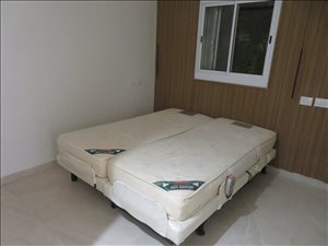 מיטות הולנדיה, אחת חשמלית 