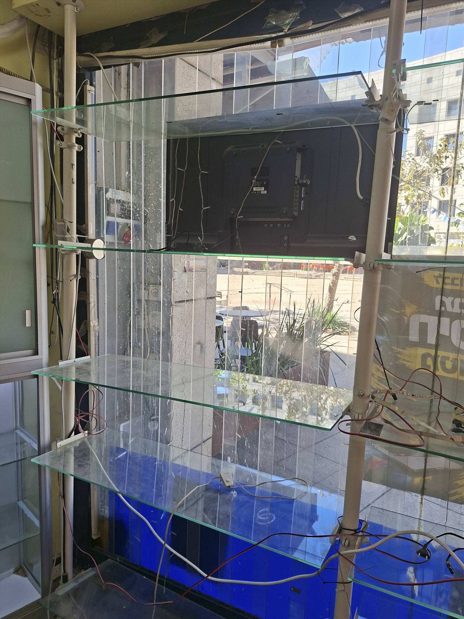 תמונה 2, מדפים לחלון ראוה . למכירה ברעננה | ציוד לעסקים ריהוט לעסקים